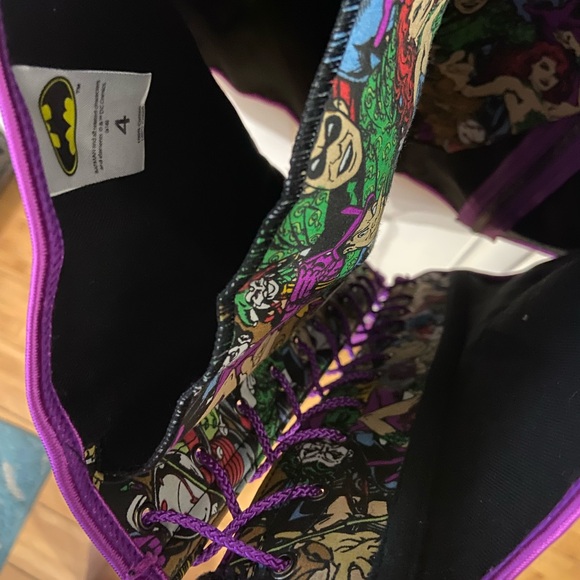 Torrid DC Comic Villains Bustier. Purple trim and lace up back. Zipper front. - Picture 5 of 12